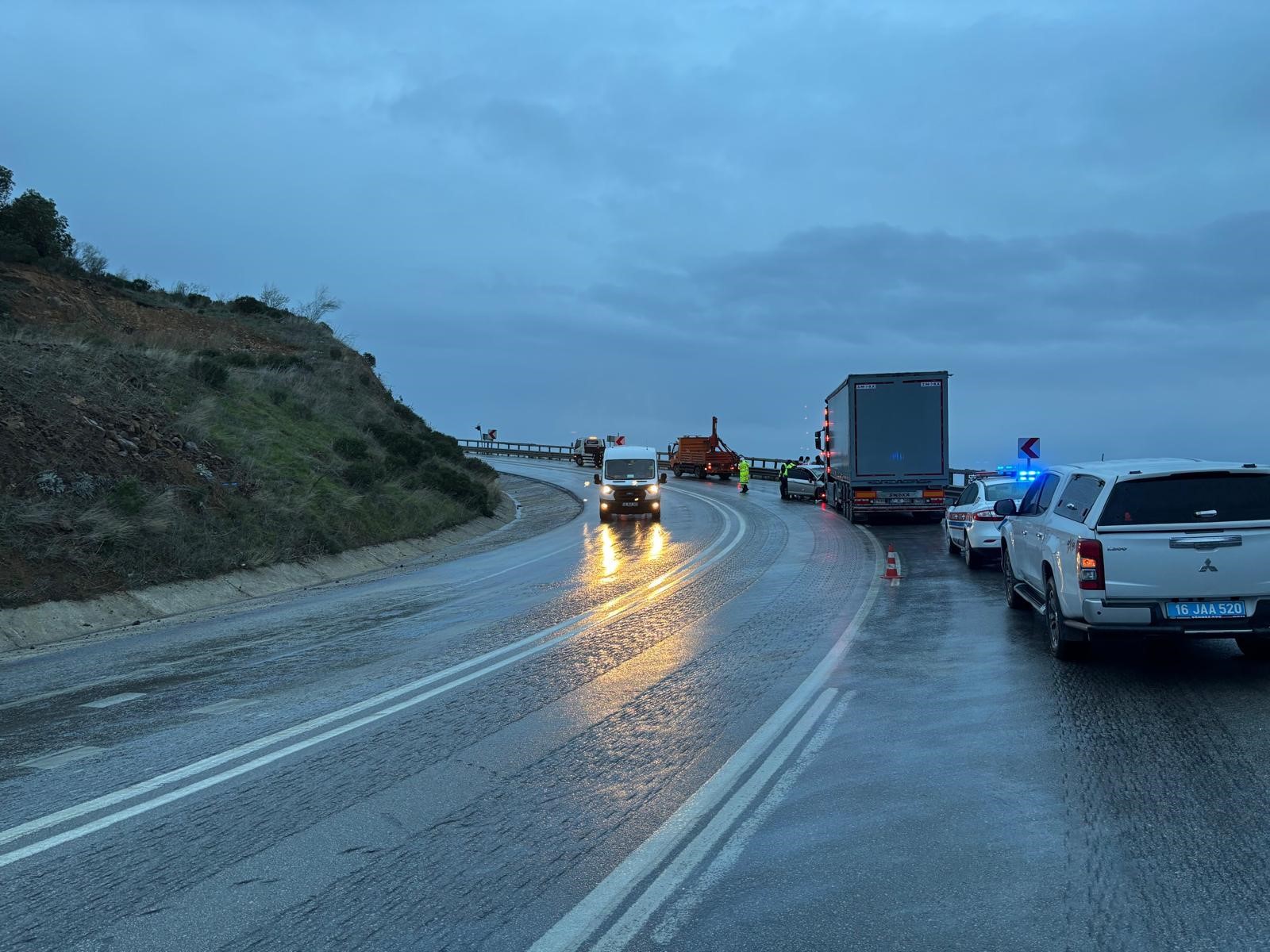 Genç Gazete İznik Yolunda Tır Ve Otomobil Çarpıştı (1)