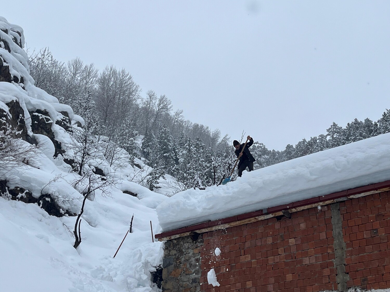 Gençgazete Artvin Yusufeli'nin O Köyünde Kar Kalınlığı (1)