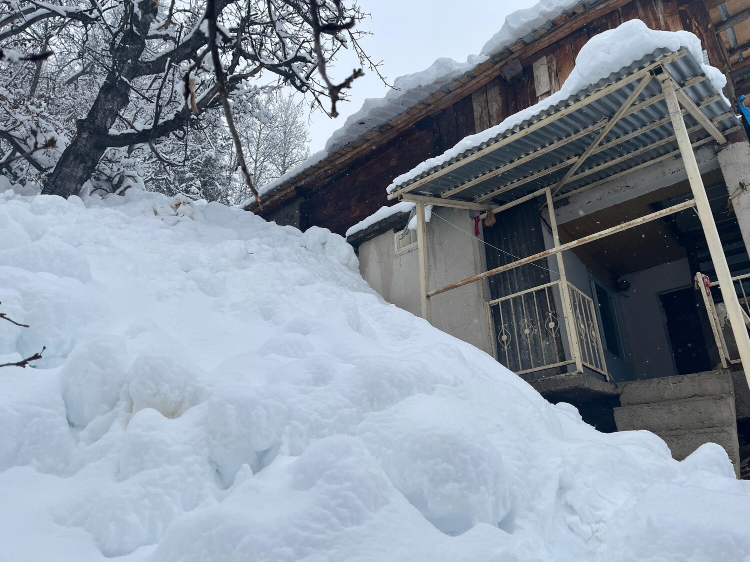 Gençgazete Artvin Yusufeli'nin O Köyünde Kar Kalınlığı (2)