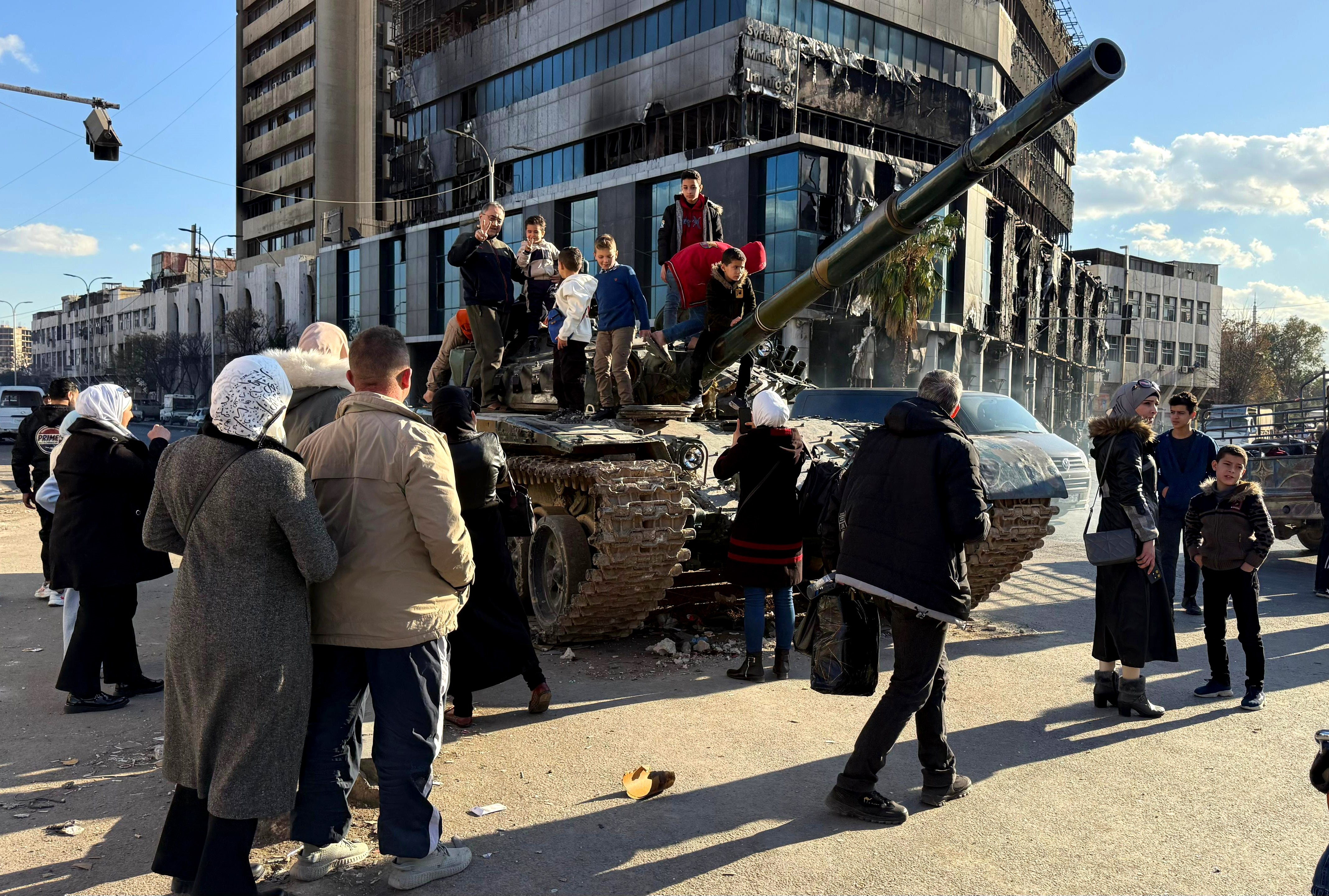 Gençgazete Esad'ın Askerlerinin Terk Ettiği Tanklar Şam'da Çocukların (1)