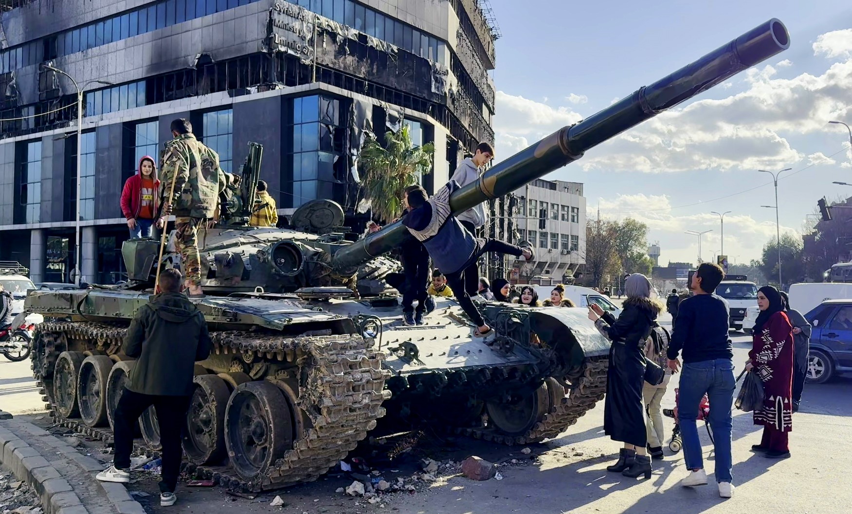 Gençgazete Esad'ın Askerlerinin Terk Ettiği Tanklar Şam'da Çocukların (6)