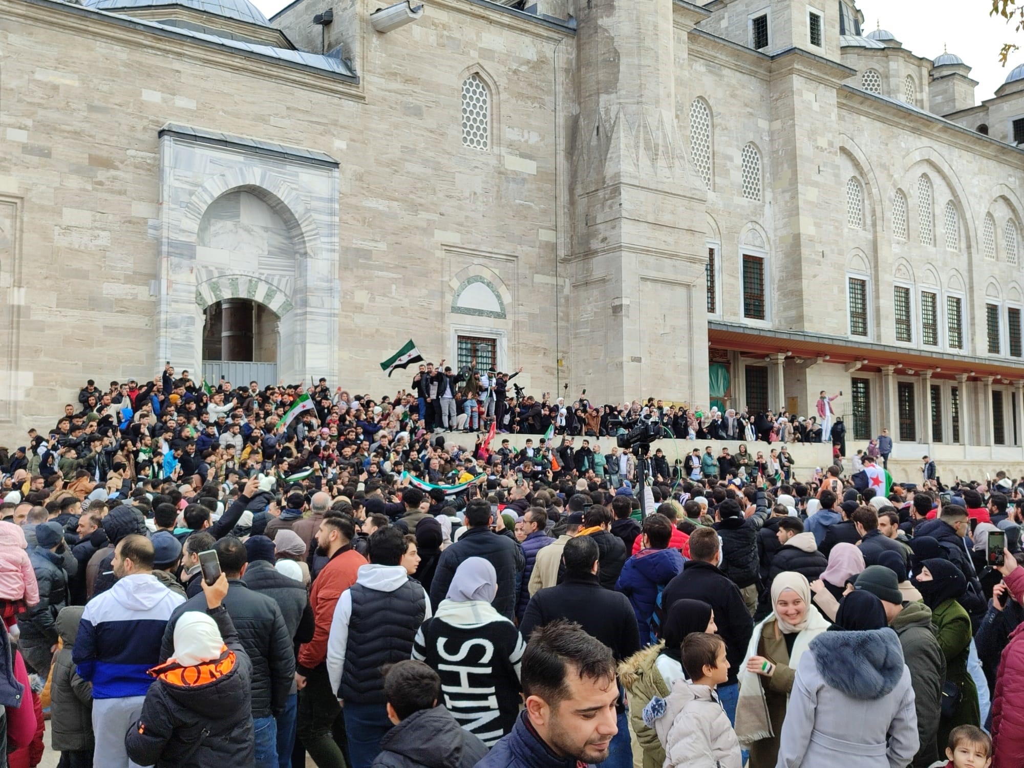 Gençgazete İstanbul Fatih Camii’nde Toplanan Binlerce Suriyeli (3)