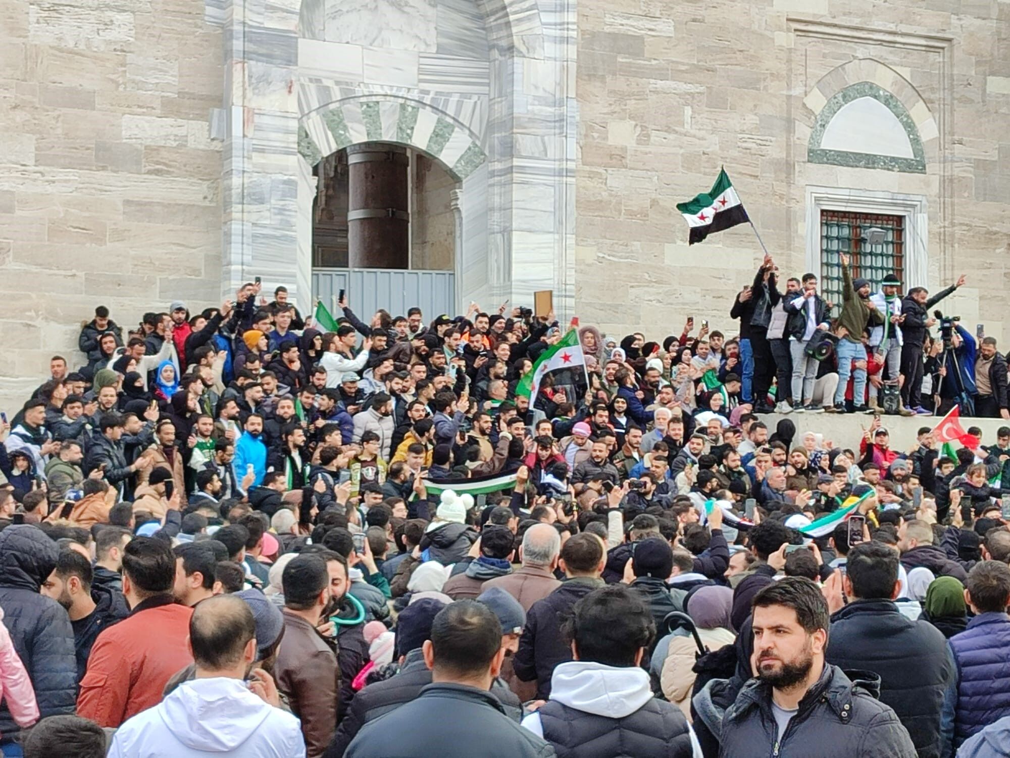 Gençgazete İstanbul Fatih Camii’nde Toplanan Binlerce Suriyeli (4)