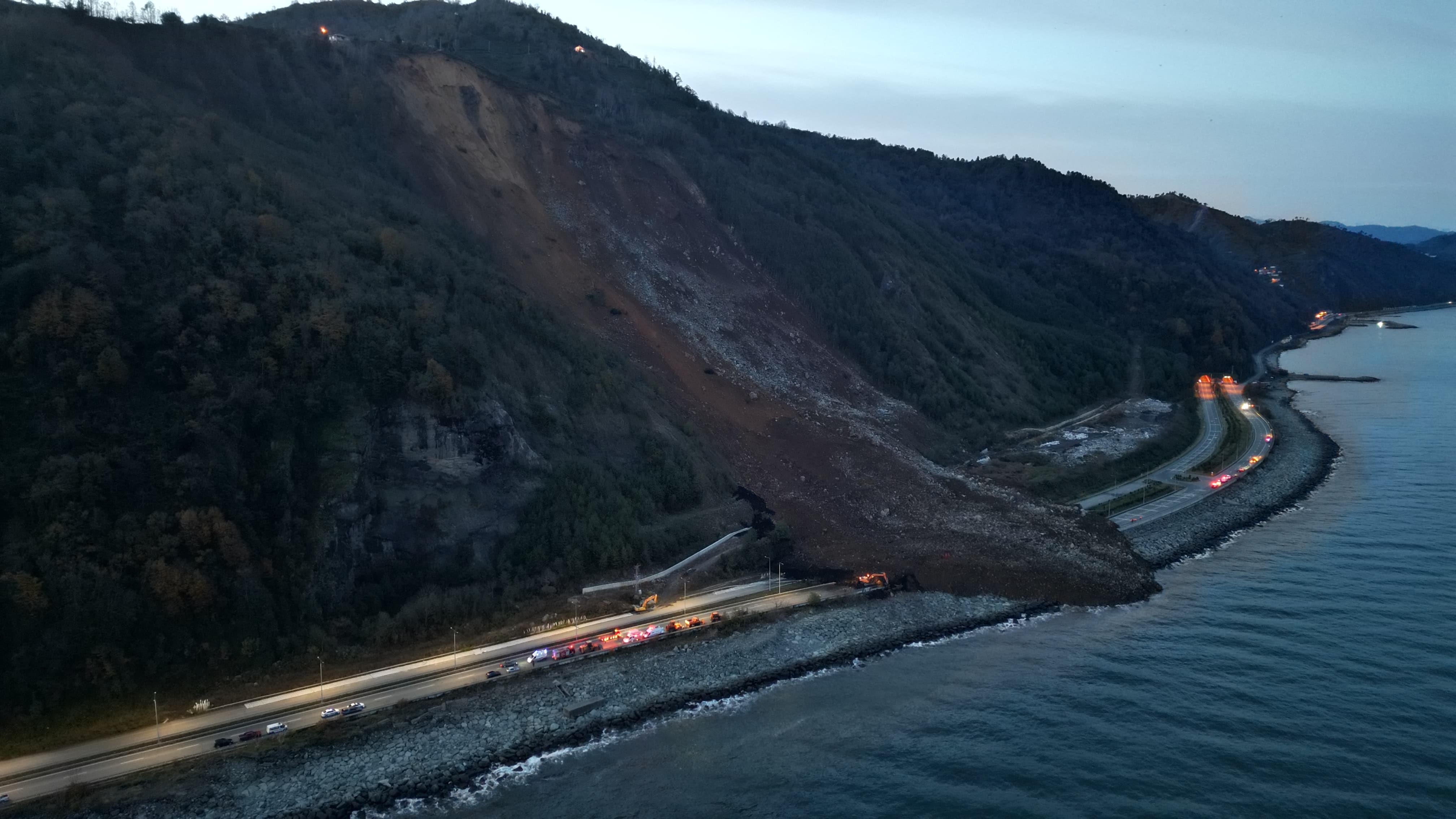 Gençgazete Karadeniz Sahil Yolunu Kapatan Heyelanın Boyutu (1)-1