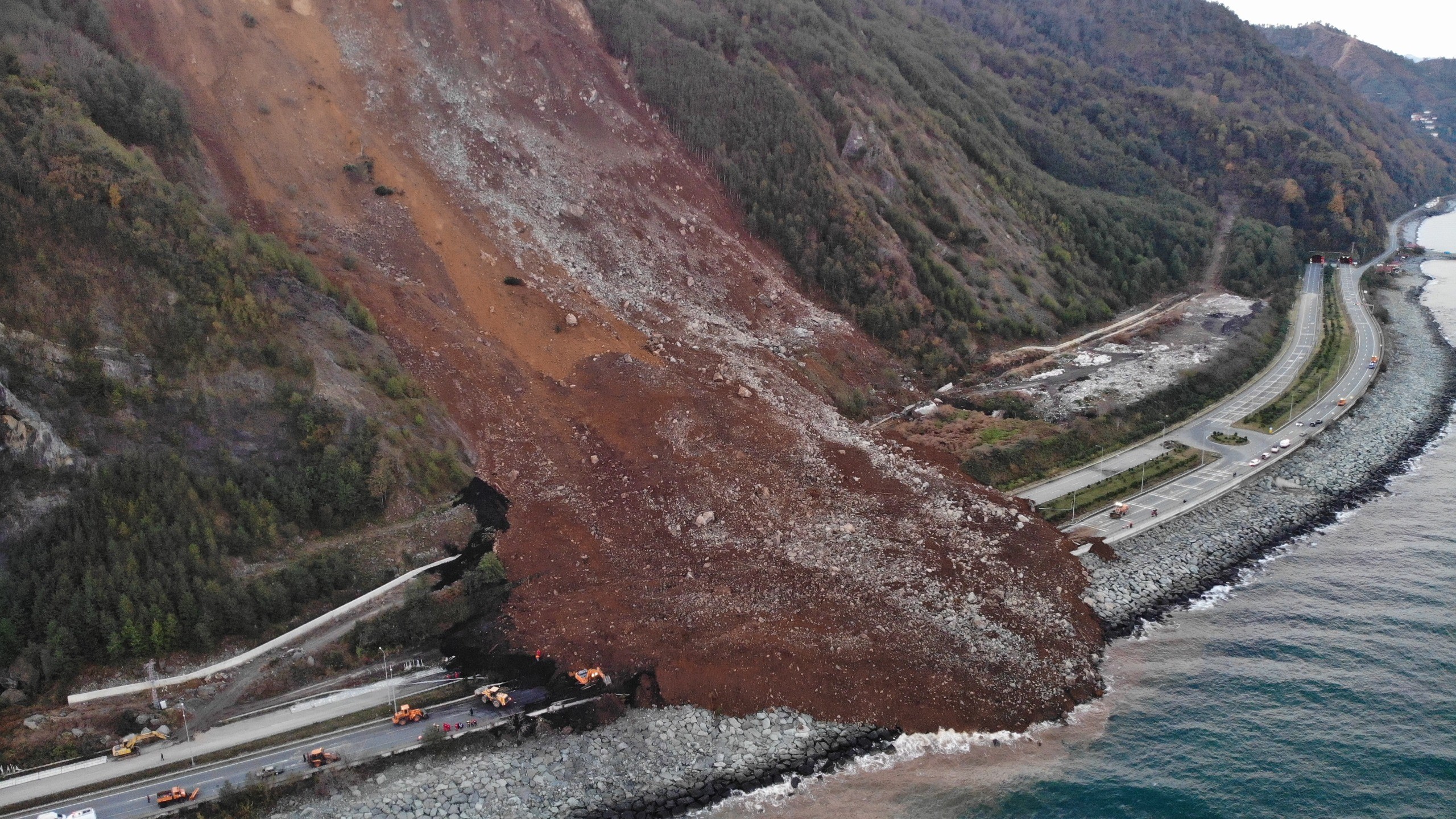 Gençgazete Karadeniz Sahil Yolunu Kapatan Heyelanın Boyutu (11)