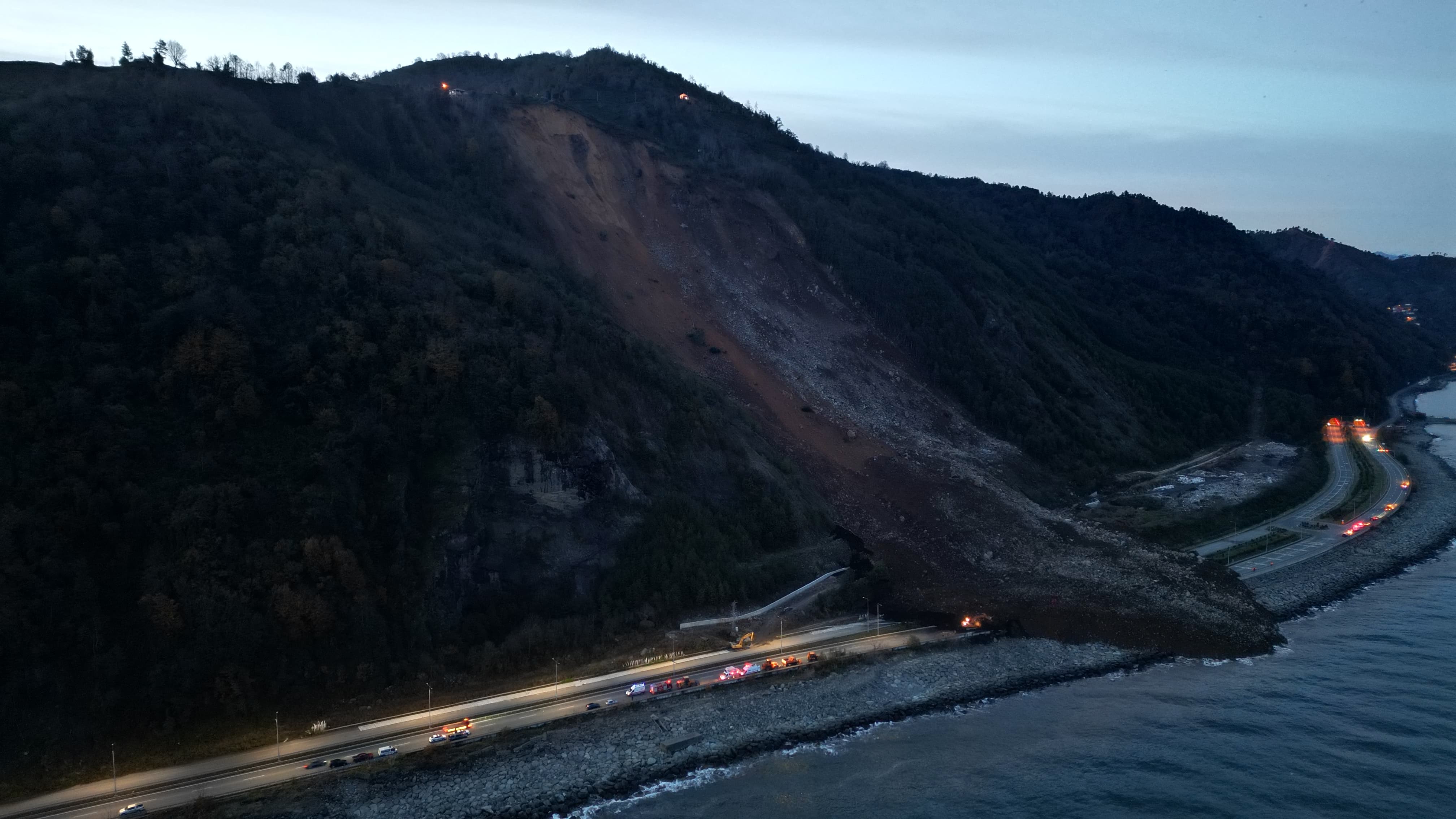 Gençgazete Karadeniz Sahil Yolunu Kapatan Heyelanın Boyutu (5)