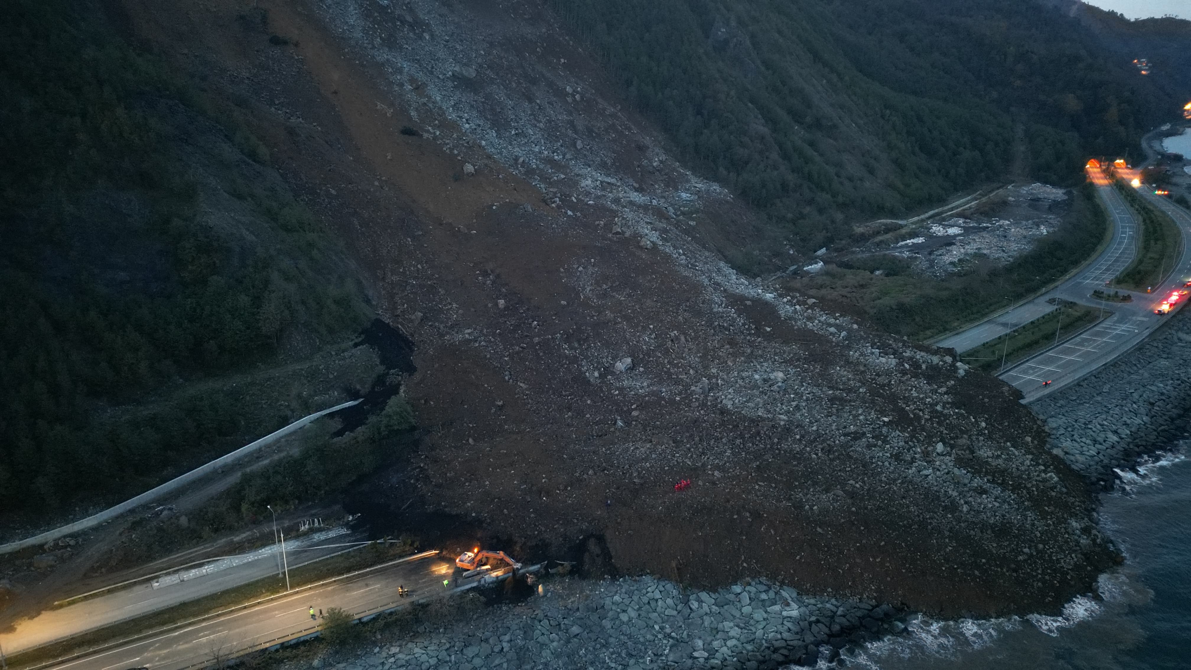 Gençgazete Karadeniz Sahil Yolunu Kapatan Heyelanın Boyutu (6)