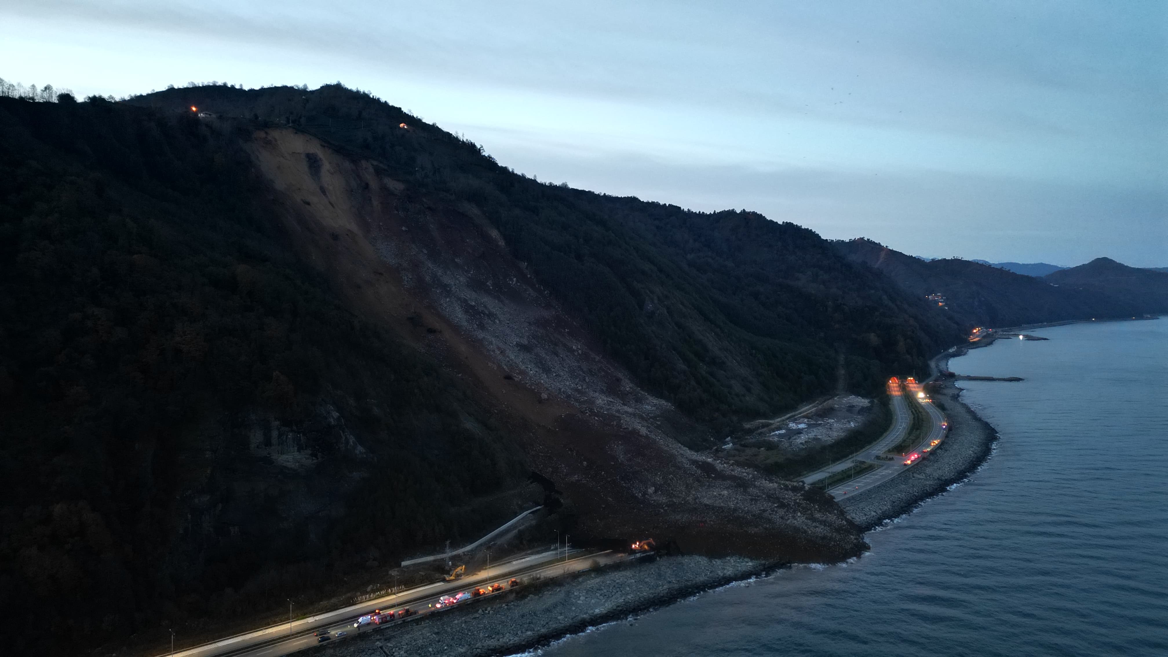 Gençgazete Karadeniz Sahil Yolunu Kapatan Heyelanın Boyutu (7)