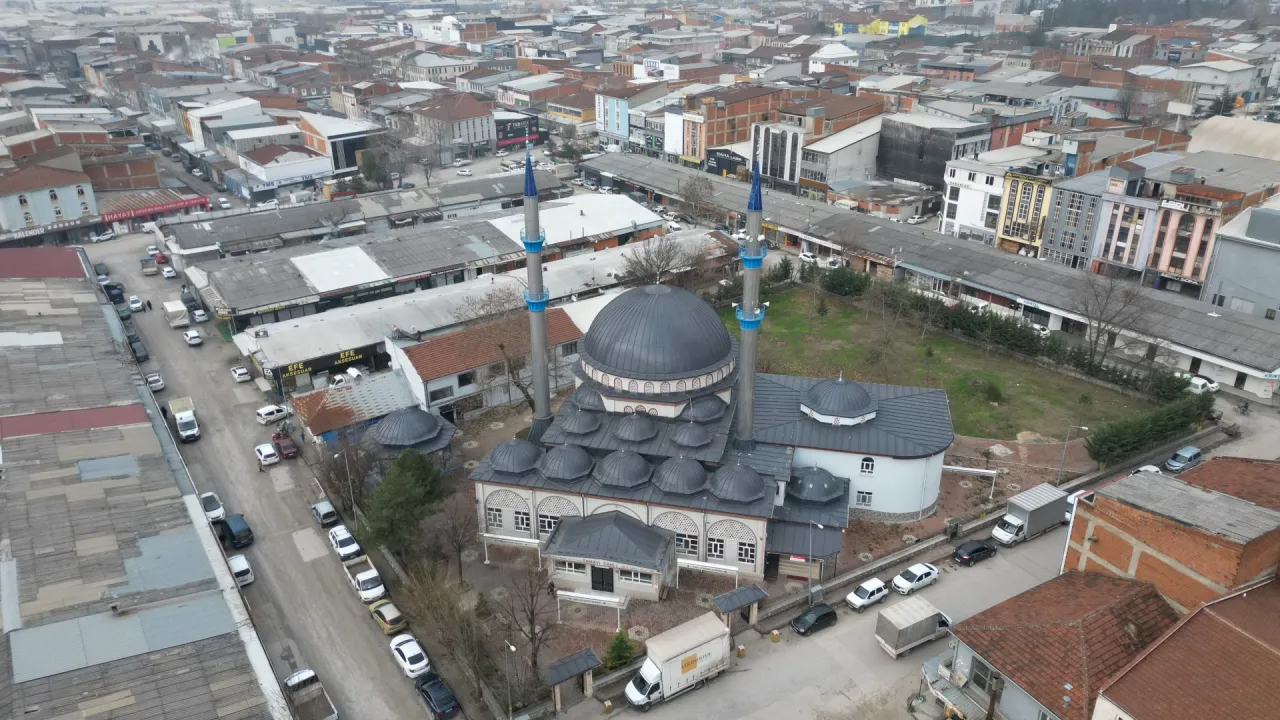 İnegöl Belediyesi, 27 Yıllık Regaip Kandili Geleneğine Helva İkramıyla Destek Veriyor