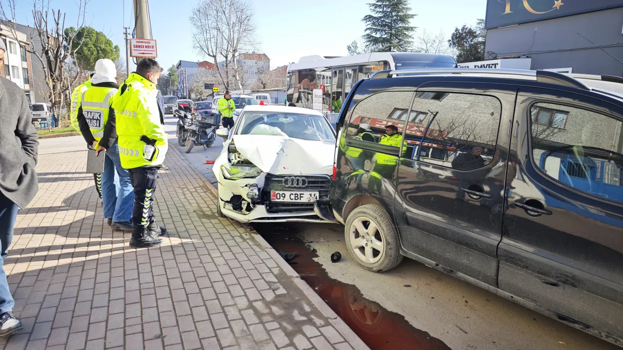 İnegöl'de Genç Sürücü Park Halindeki 2 Araca Çarptı! (2)