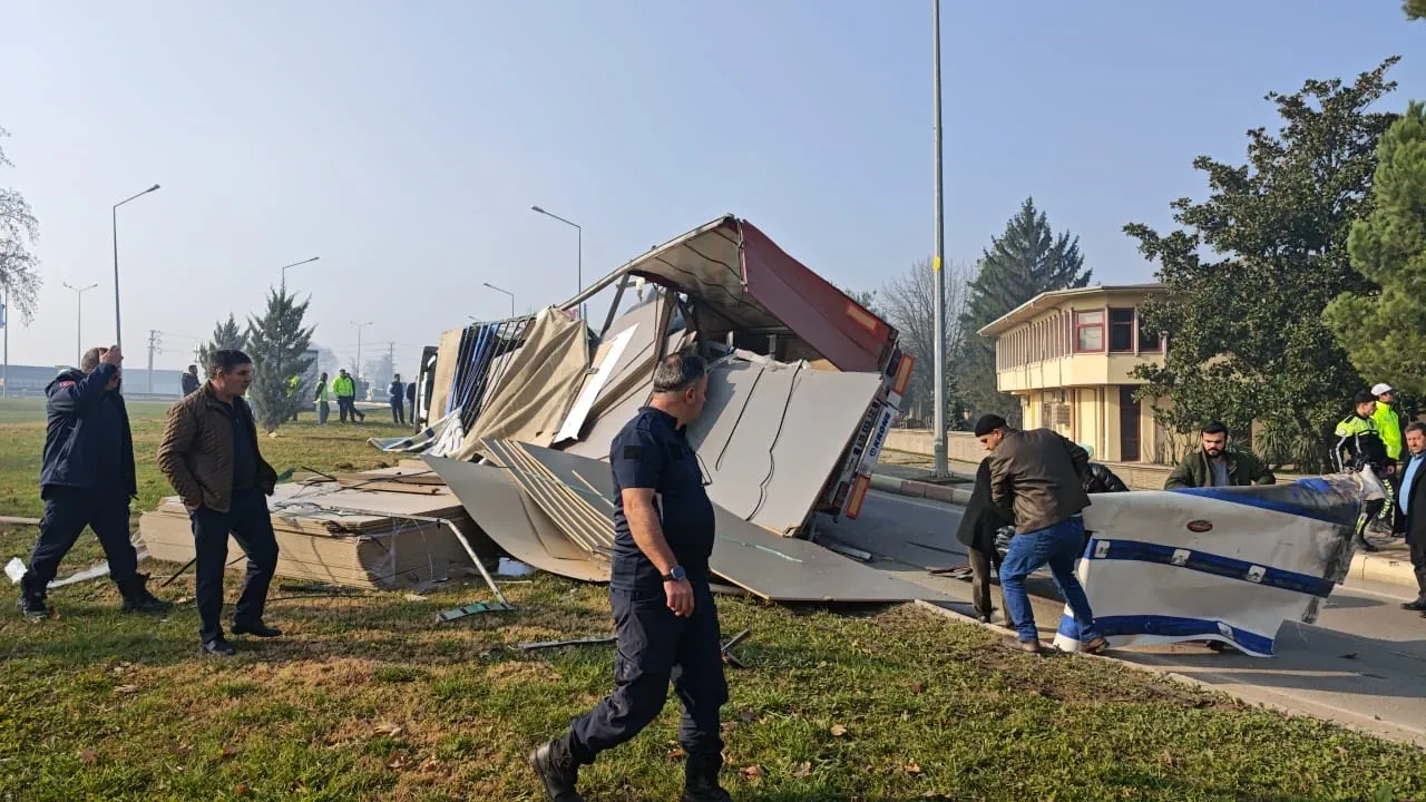 İnegöl'de Sunta Yüklü Tır Virajı Alamayınca Devrildi Yol Trafiğe Kapandı (1)