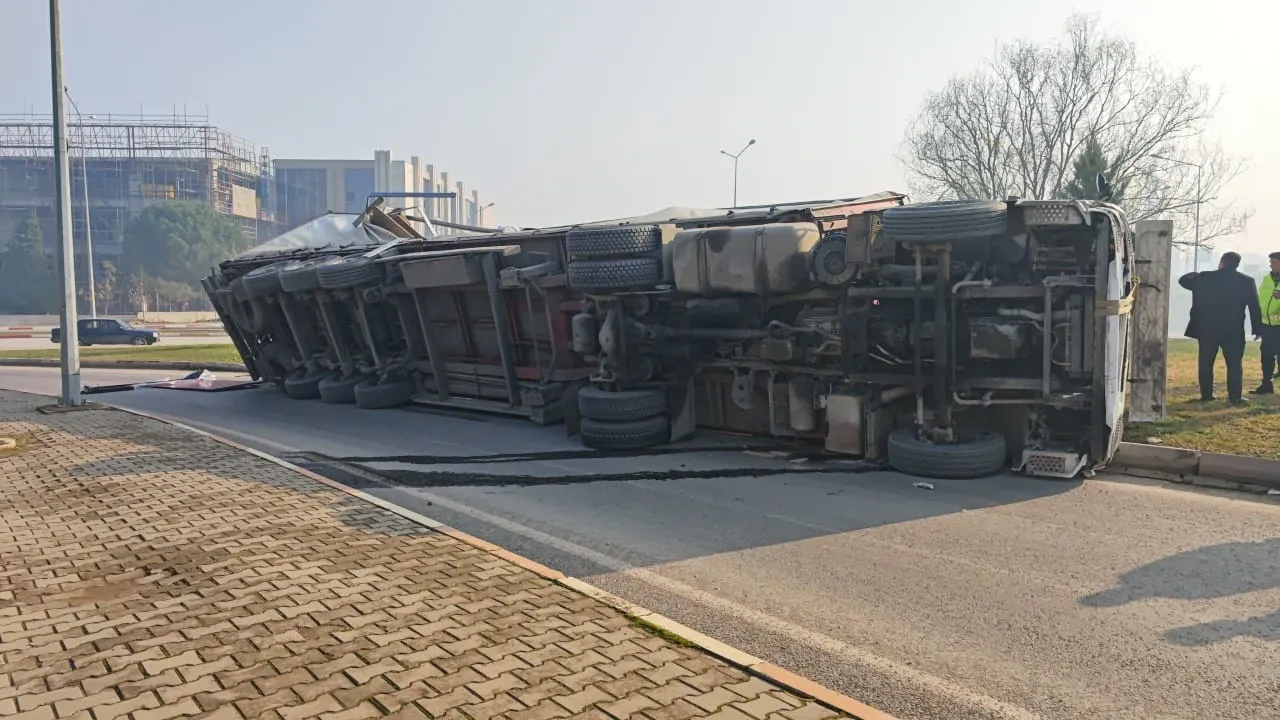 İnegöl'de Sunta Yüklü Tır Virajı Alamayınca Devrildi Yol Trafiğe Kapandı (2)