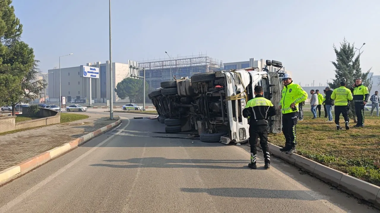 İnegöl'de Sunta Yüklü Tır Virajı Alamayınca Devrildi Yol Trafiğe Kapandı (4)