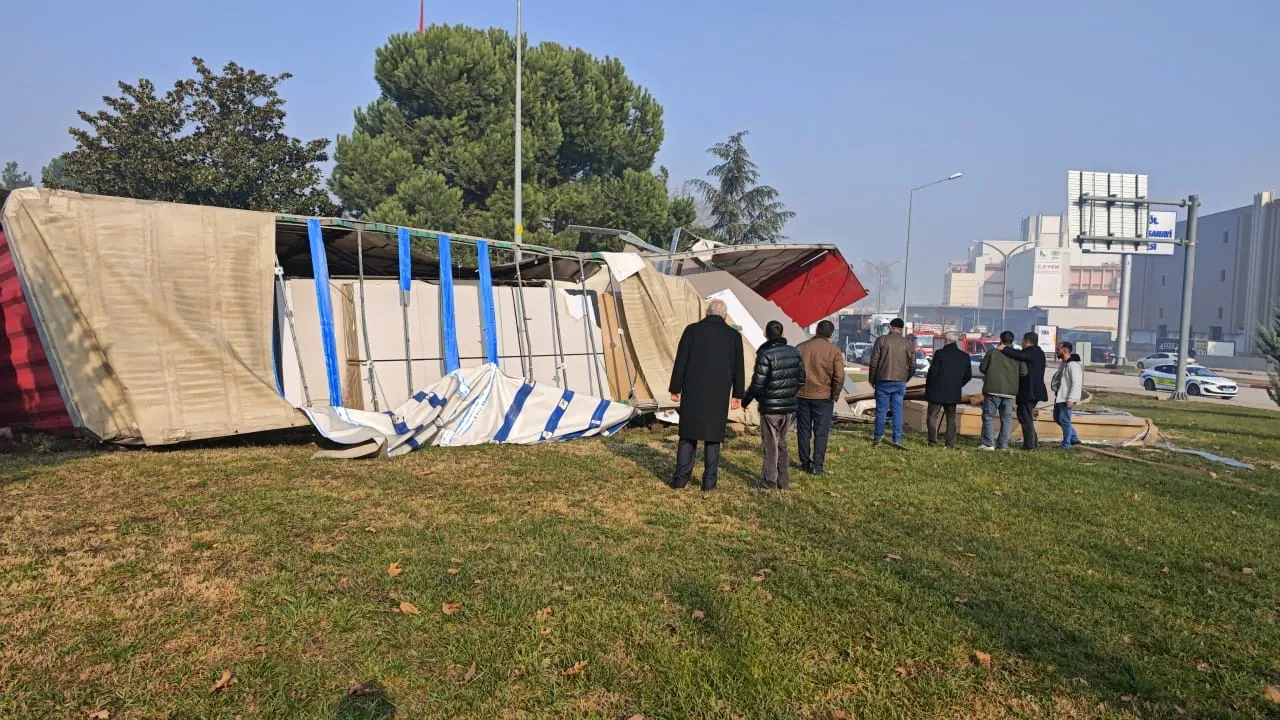 İnegöl'de Sunta Yüklü Tır Virajı Alamayınca Devrildi Yol Trafiğe Kapandı (6)