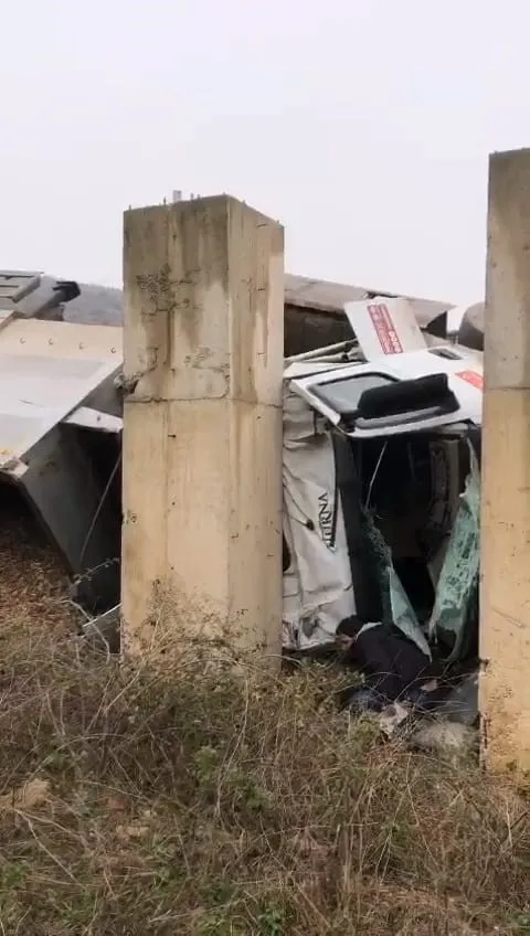 İnegöl’de Talaş Yüklü Tır Şarampole Devrildi (2)