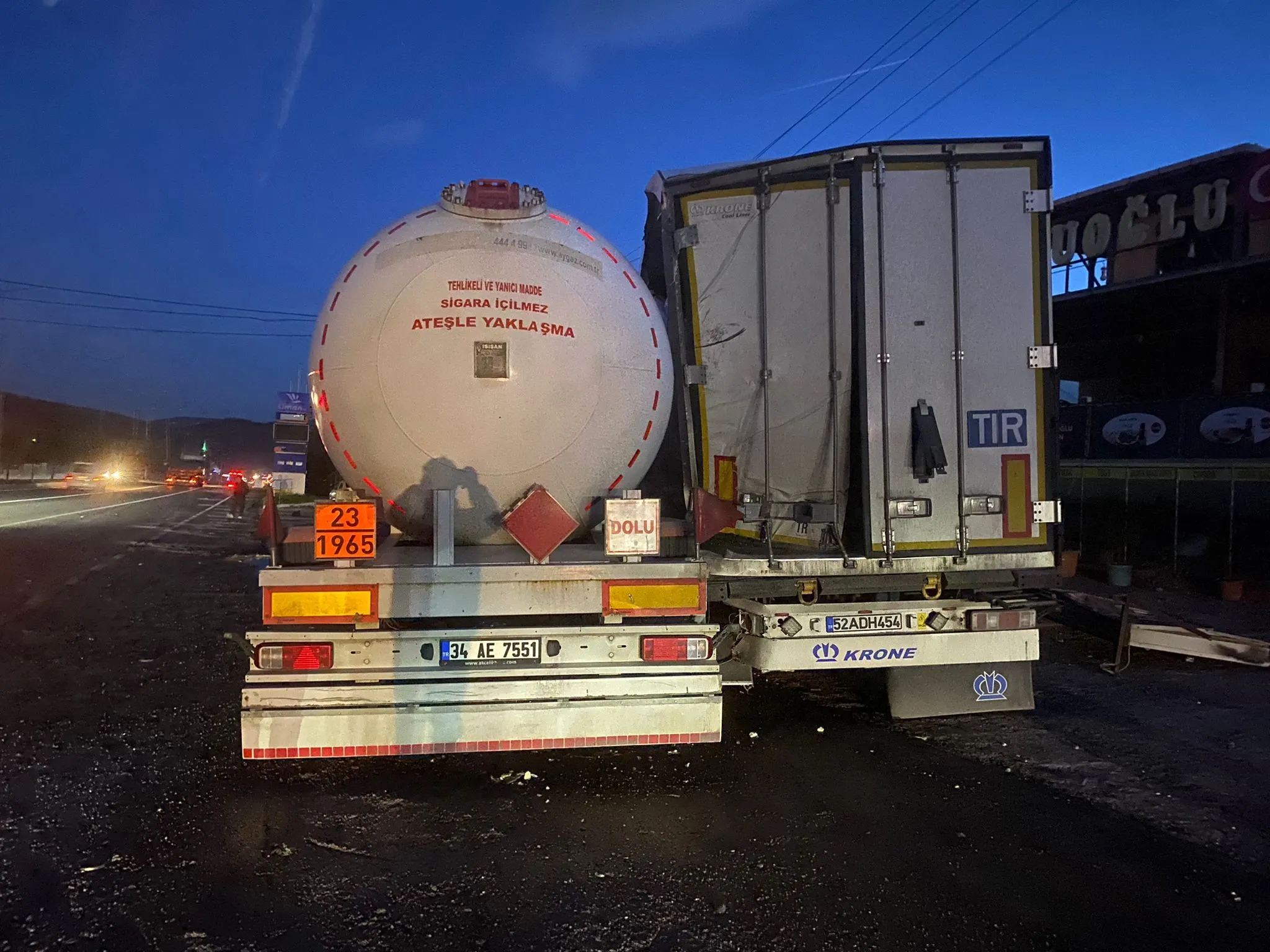 Lpg Yüklü Tanker, Tıra Çarptı! (1)