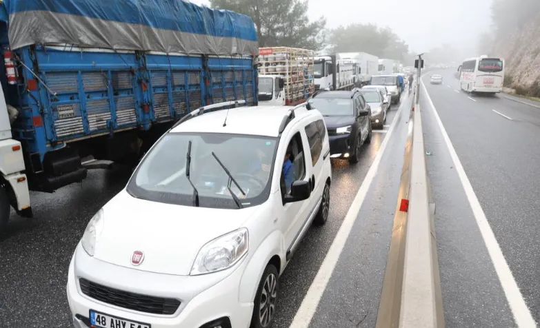 Muğla'da Otobüs Bariyerlere Çarptı, Trafik Felç Oldu (5)