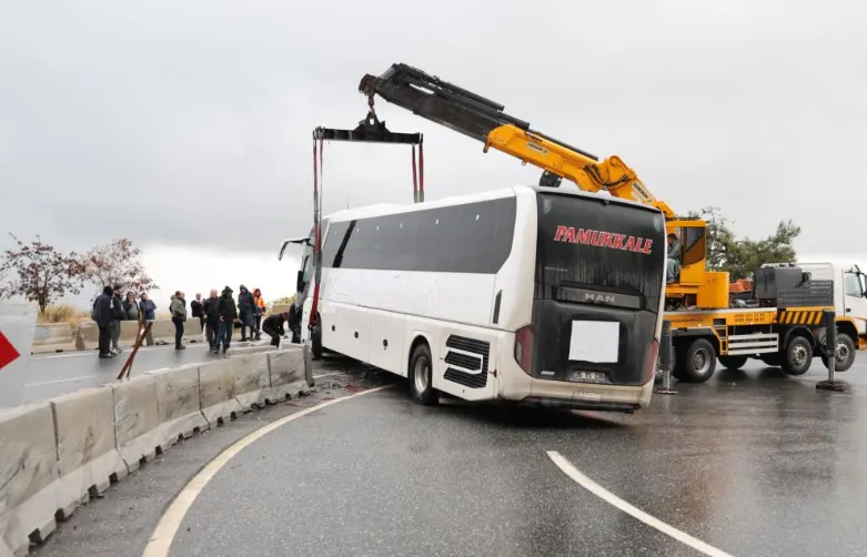 Muğla'da Otobüs Bariyerlere Çarptı, Trafik Felç Oldu (7)