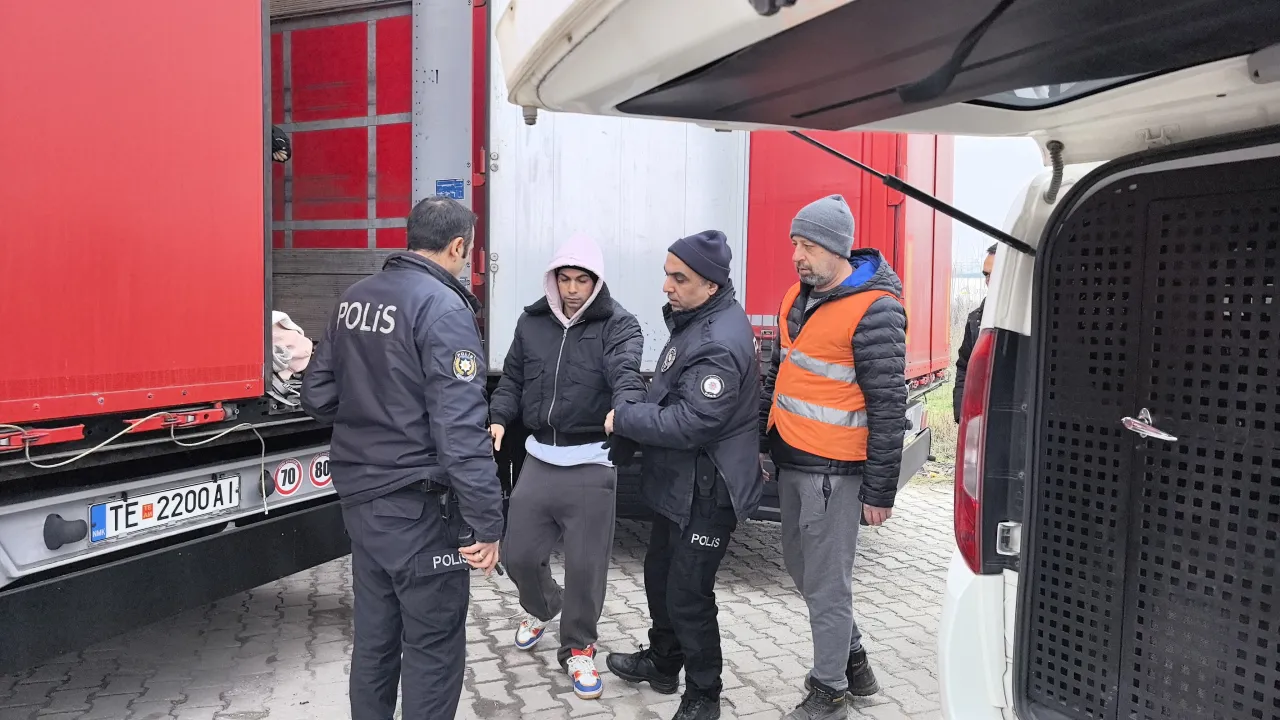 Avrupa’ya Kaçmak Isteyen Göçmenler Tır Dorsesinde Yakalandı (1)