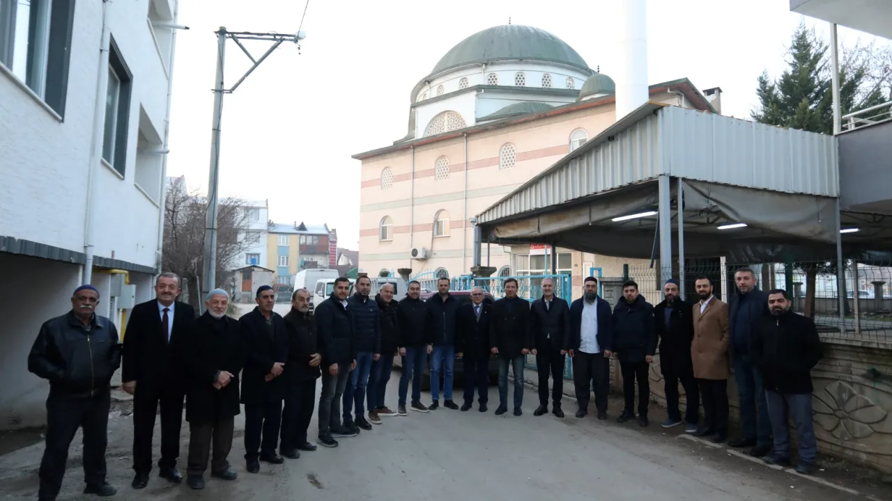 Bereket Sofrası Üçevler Camii’nde Kuruldu Başkan Taban Vatandaşlarla Buluştu (3)