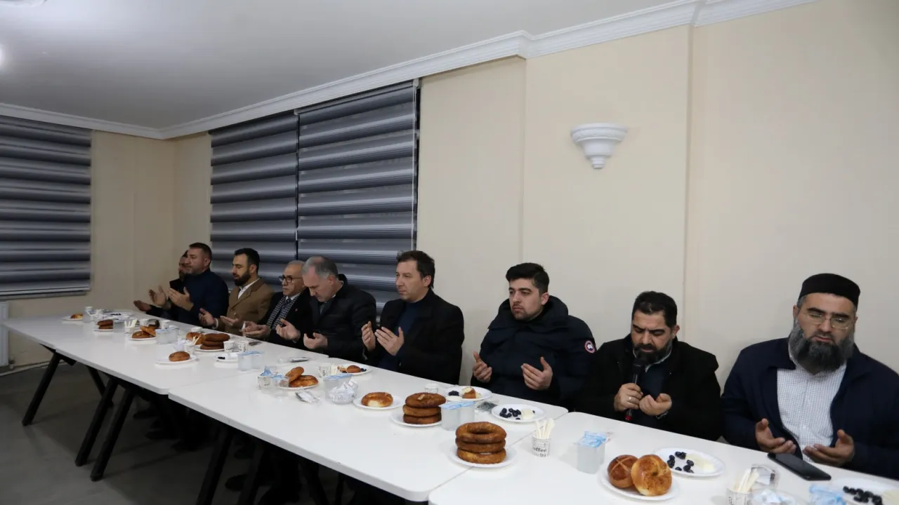 Bereket Sofrası Üçevler Camii’nde Kuruldu Başkan Taban Vatandaşlarla Buluştu (4)