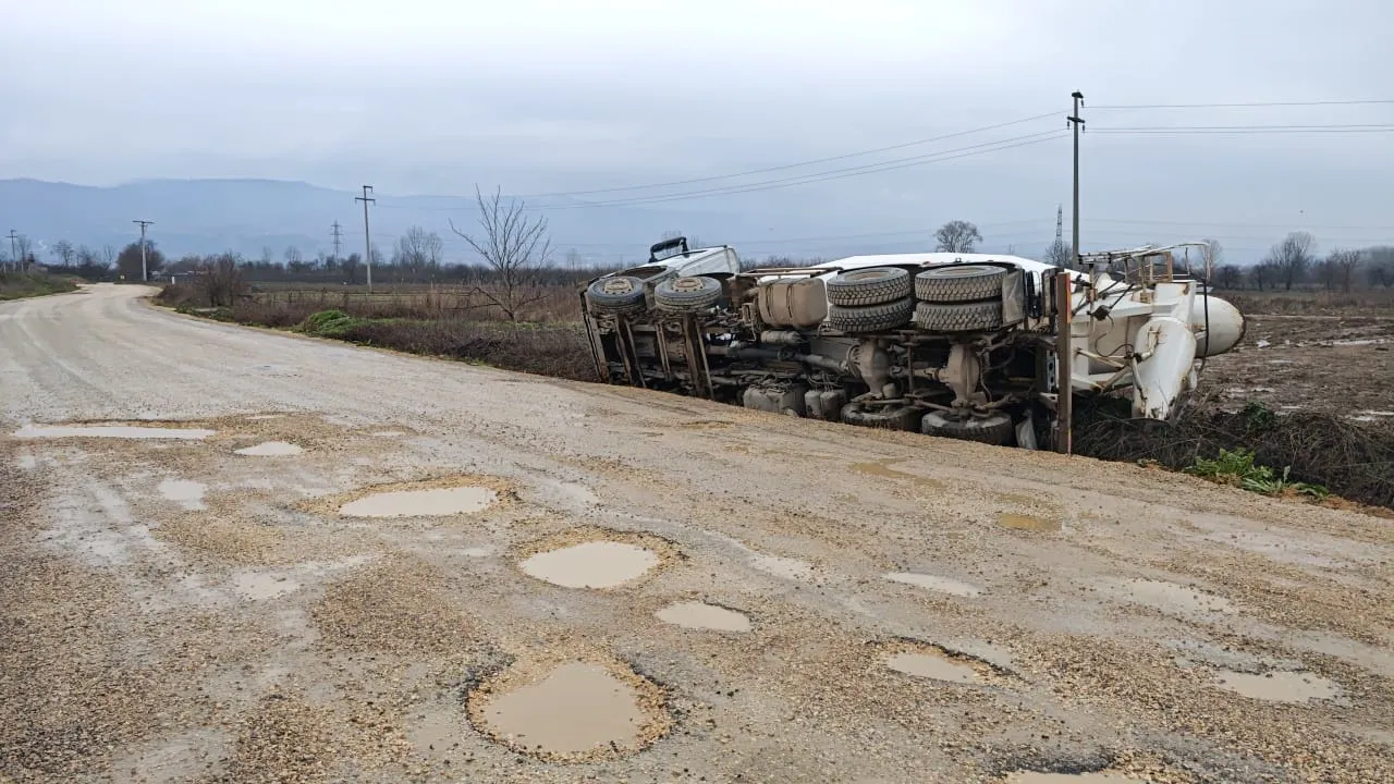 Beton Mikseri Tarlaya Devrildi İnegöl'de Korkutan Kaza! (1)