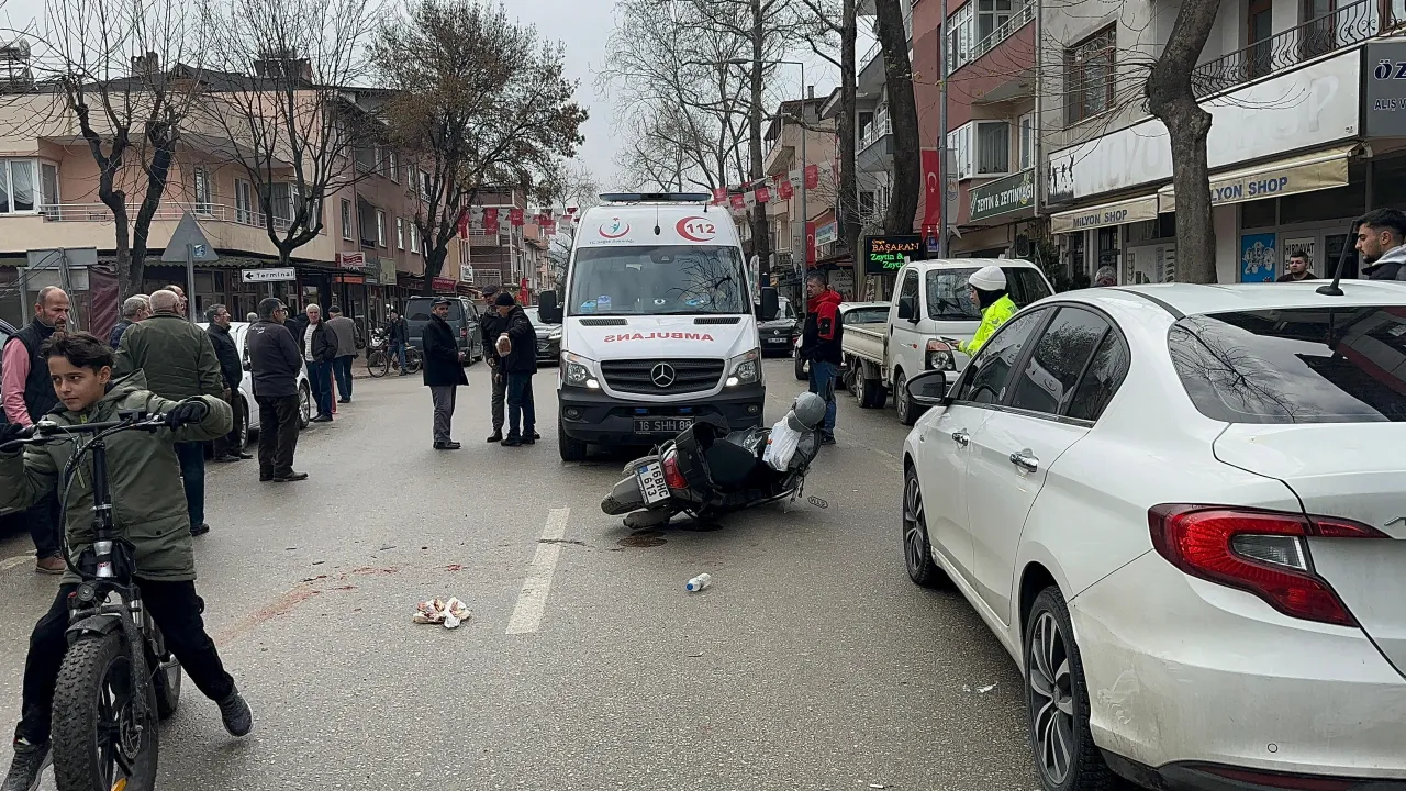 Direksiyon Hakimiyetini Kaybeden Motosikletli Yere Düştü (2)