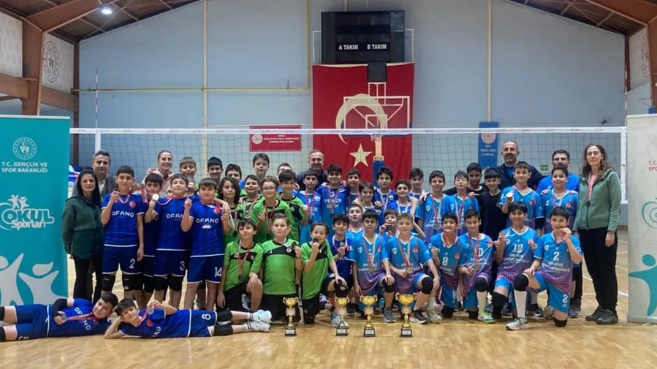 Gaziosmanpaşa İmam Hatip Ortaokulu Voleybol Takımlarından Büyük Başarı (1)