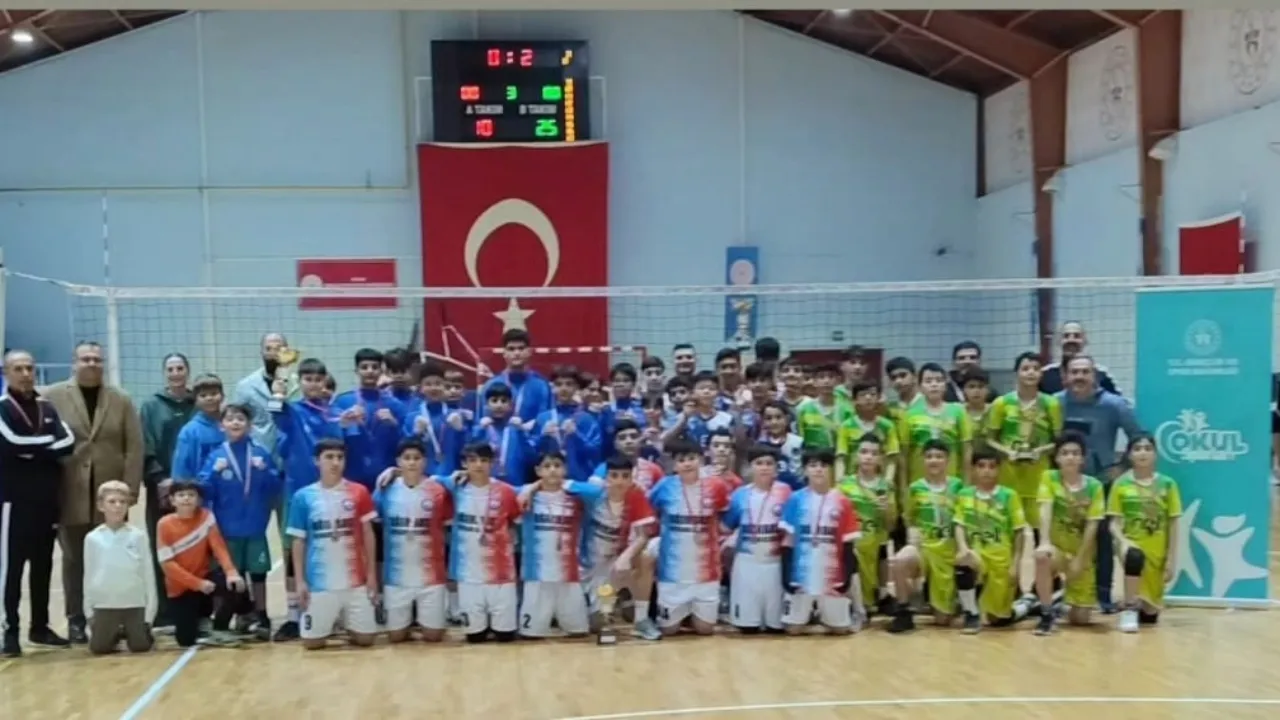 Gaziosmanpaşa İmam Hatip Ortaokulu Voleybol Takımlarından Büyük Başarı (2)