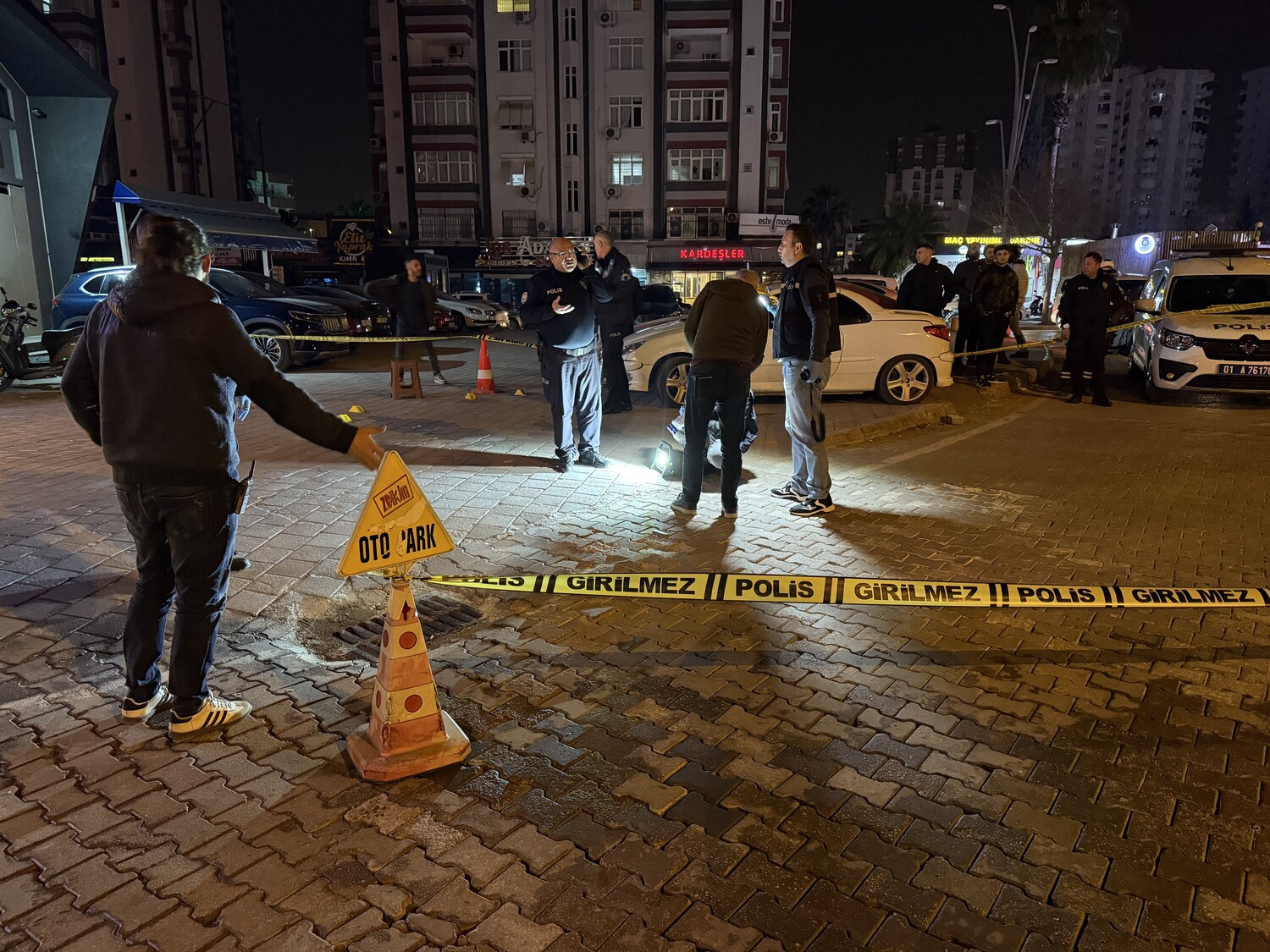 Gençgazete Husumetlilerin Kavgasında Eğlence Mekanından Çıkan Kadın (4)