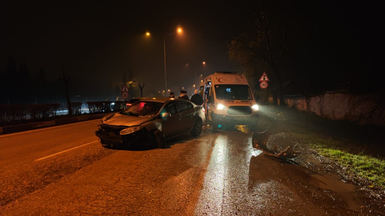 Gençgazete İnegöl'de Yağışlı Yolda Kontrolden Çıkan Otomobil (2)-1