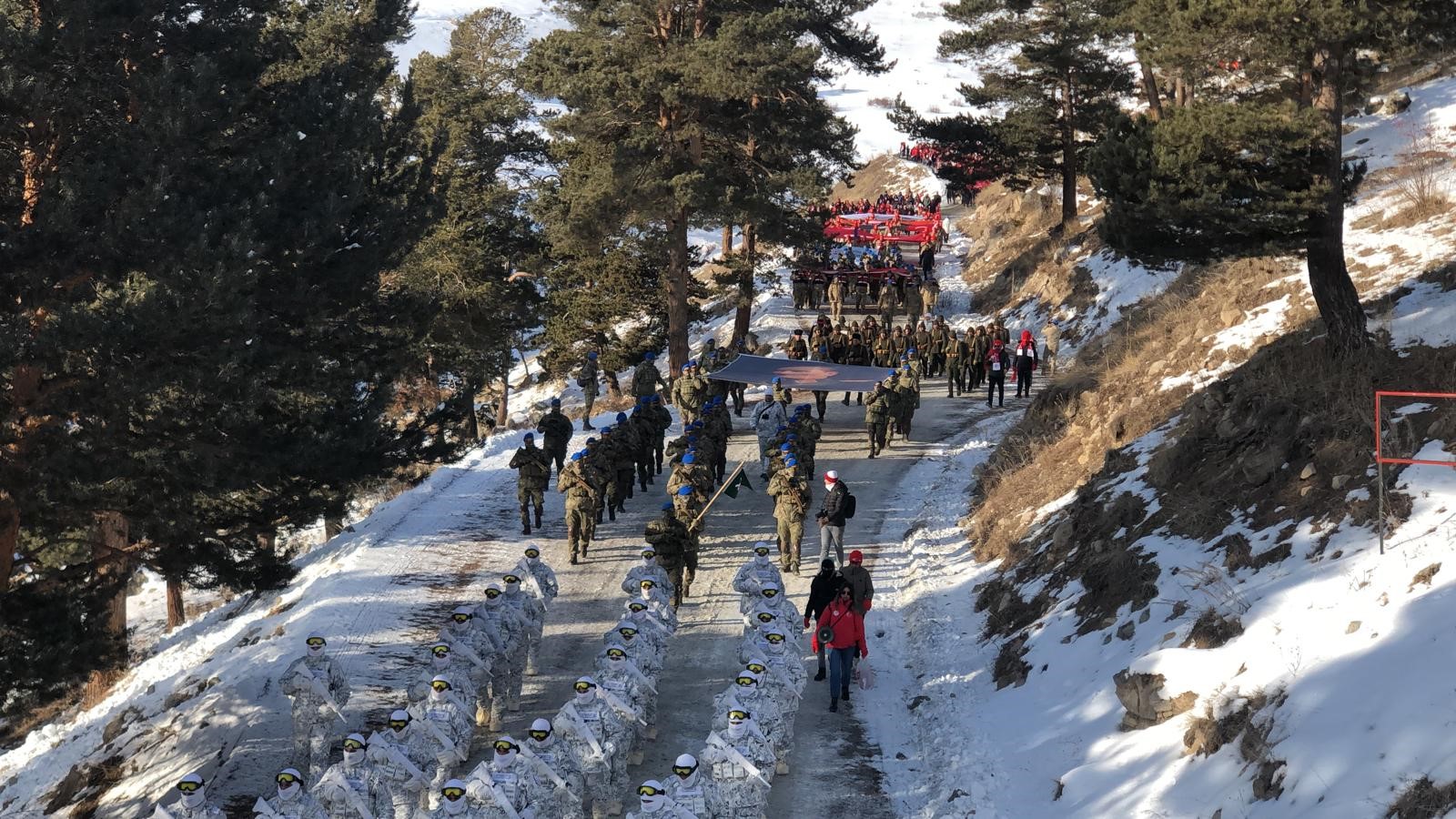 Gençgazete Sarıkamış Şehitleri İçin Eksi 15 Derecede Yürüdüler (6)