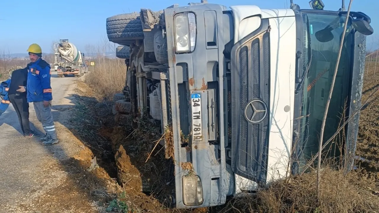 İnegöl Kaza, Beton Mikseri Devrildi, Sürücü Yaralandı (1)