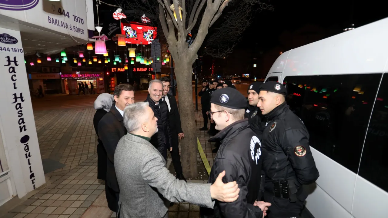 İnegöl Protokolünden Yılbaşı Gecesi Görev Başındaki Personellere Ziyaret (1)