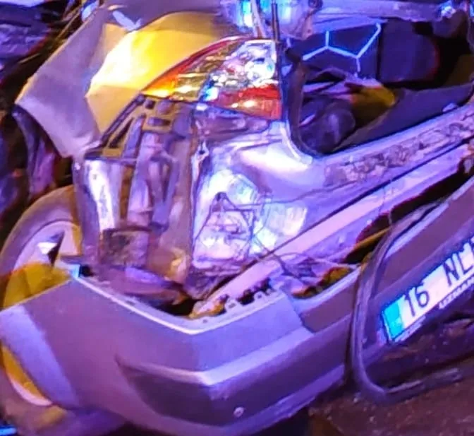 İnegöl'de Otomobil Soğuk Hava Deposuna Çarptı 3 Yaralı (2)