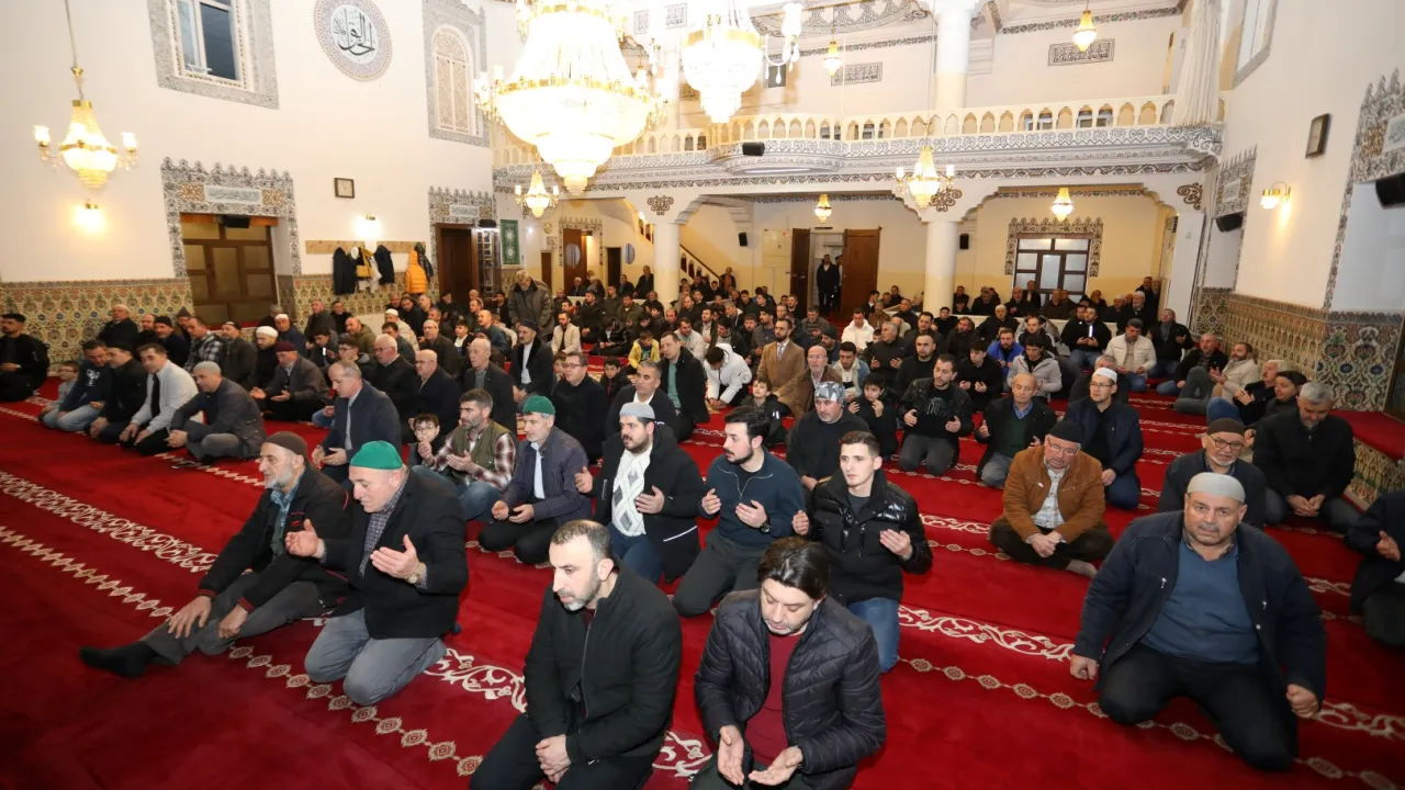 İnegöl’de Regaip Kandili Geleneği Devam Etti Mevlit Ve Helva İkramı Yapıldı (2)