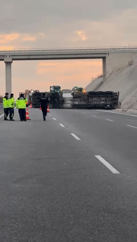 Kaza Bursa İzmir Otobanını Trafiğe Kapattı