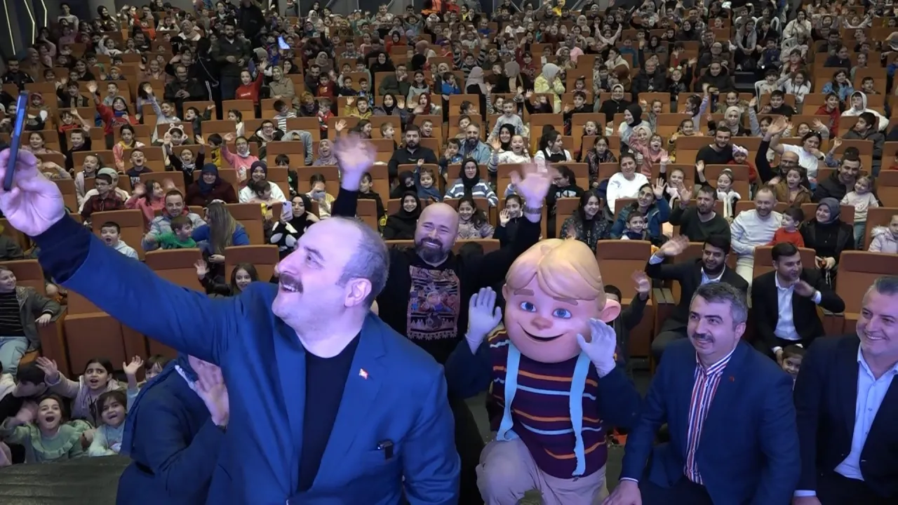 Mustafa Varank’tan Çocuklara Karne Hediyesi Rafadan Tayfa Filmi (2)