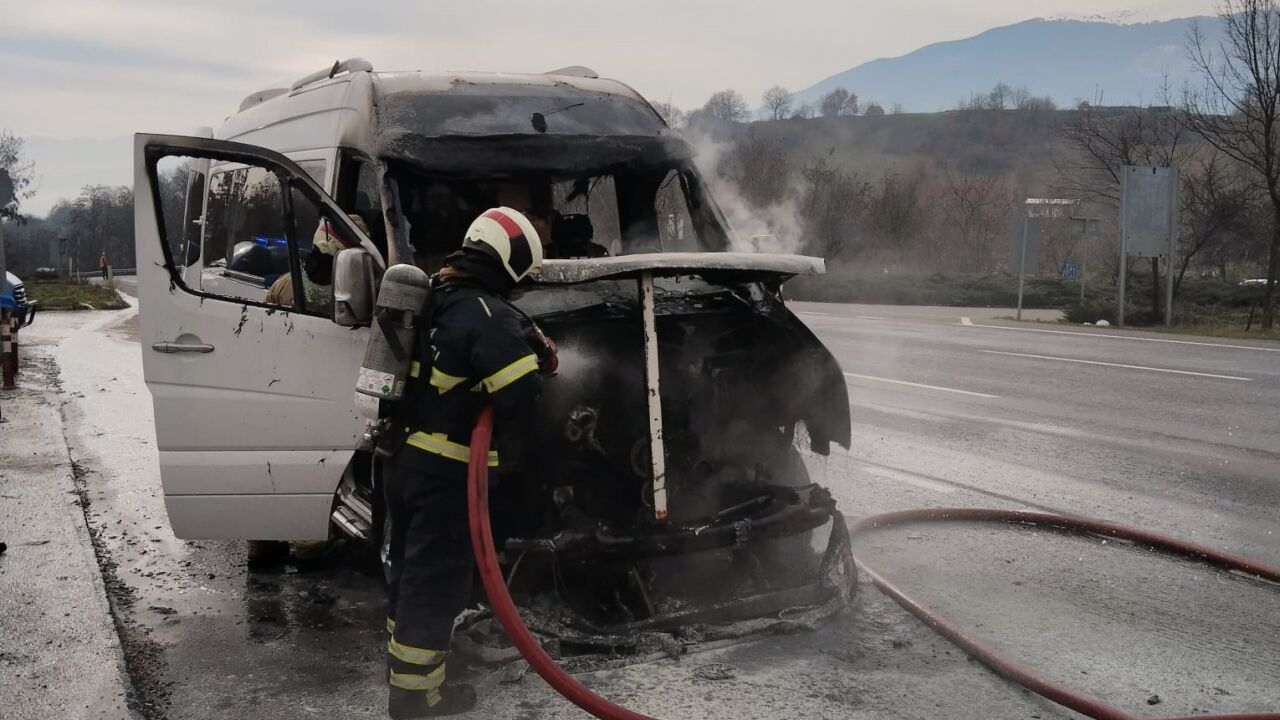 Seyir Halindeki Servis Minibüsü Alev Aldı Kullanılamaz Hale Geldi (2)