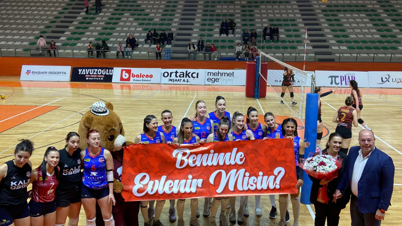 Voleybol Sahasında Sürpriz Evlenme Teklifi (1)