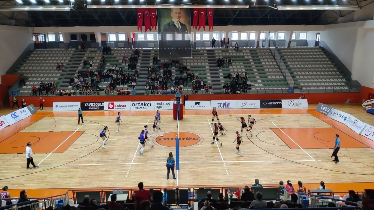 Voleybol Sahasında Sürpriz Evlenme Teklifi (2)