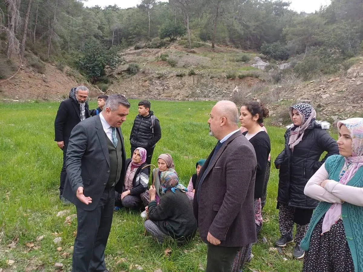 Antalya’da Öğrenci Servisiyle Kamyonet Çarpıştı, 20 Öğrenci Yaralandı! (1)