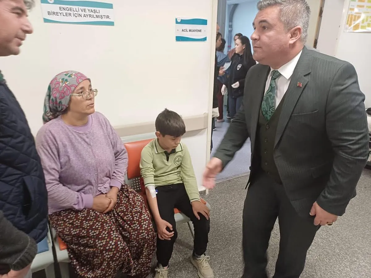 Antalya’da Öğrenci Servisiyle Kamyonet Çarpıştı, 20 Öğrenci Yaralandı! (5)