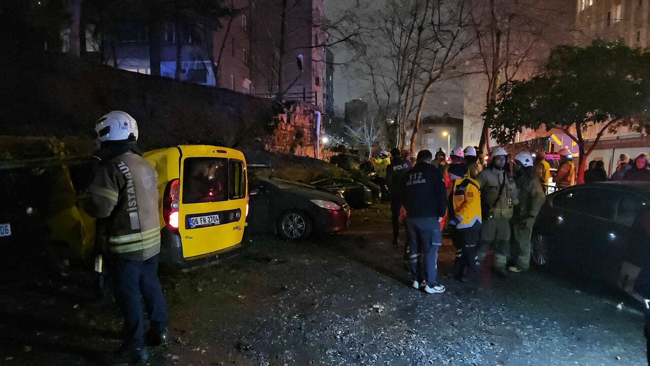 Beşiktaş'ta İstinat Duvarı Çöktü! 8 Araç Kullanılamaz Hale Geldi (3)