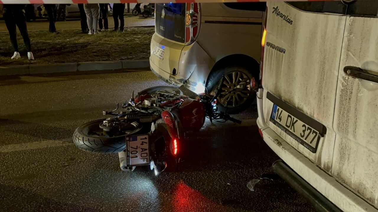 Bolu'da Feci Kaza! Motosiklet Sürücüsü Minibüsün Altında Kalarak Hayatını Kaybetti (1)