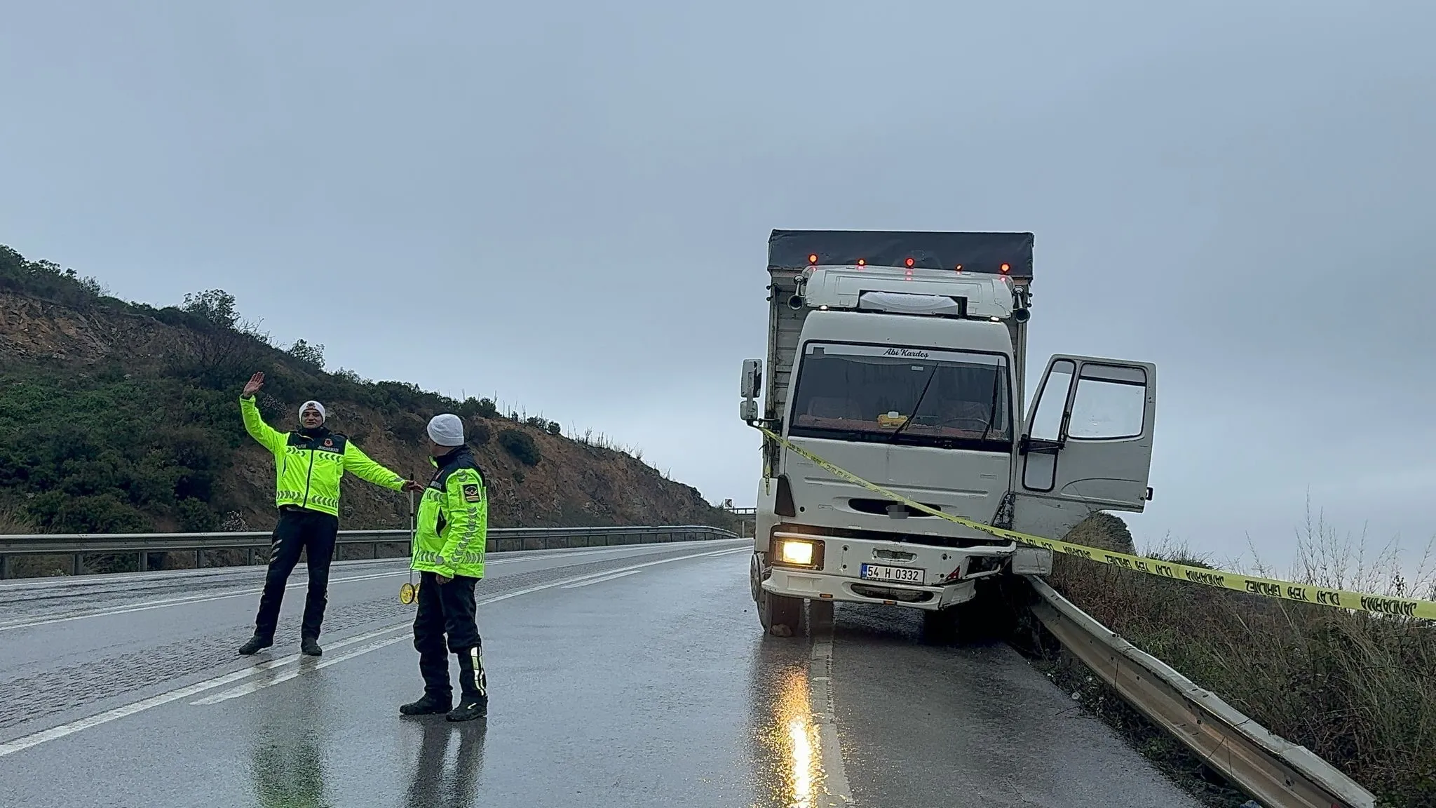Bursa’da Kamyon Uçurumdan Düşüyor Sandı, Araçtan Atladı (3)