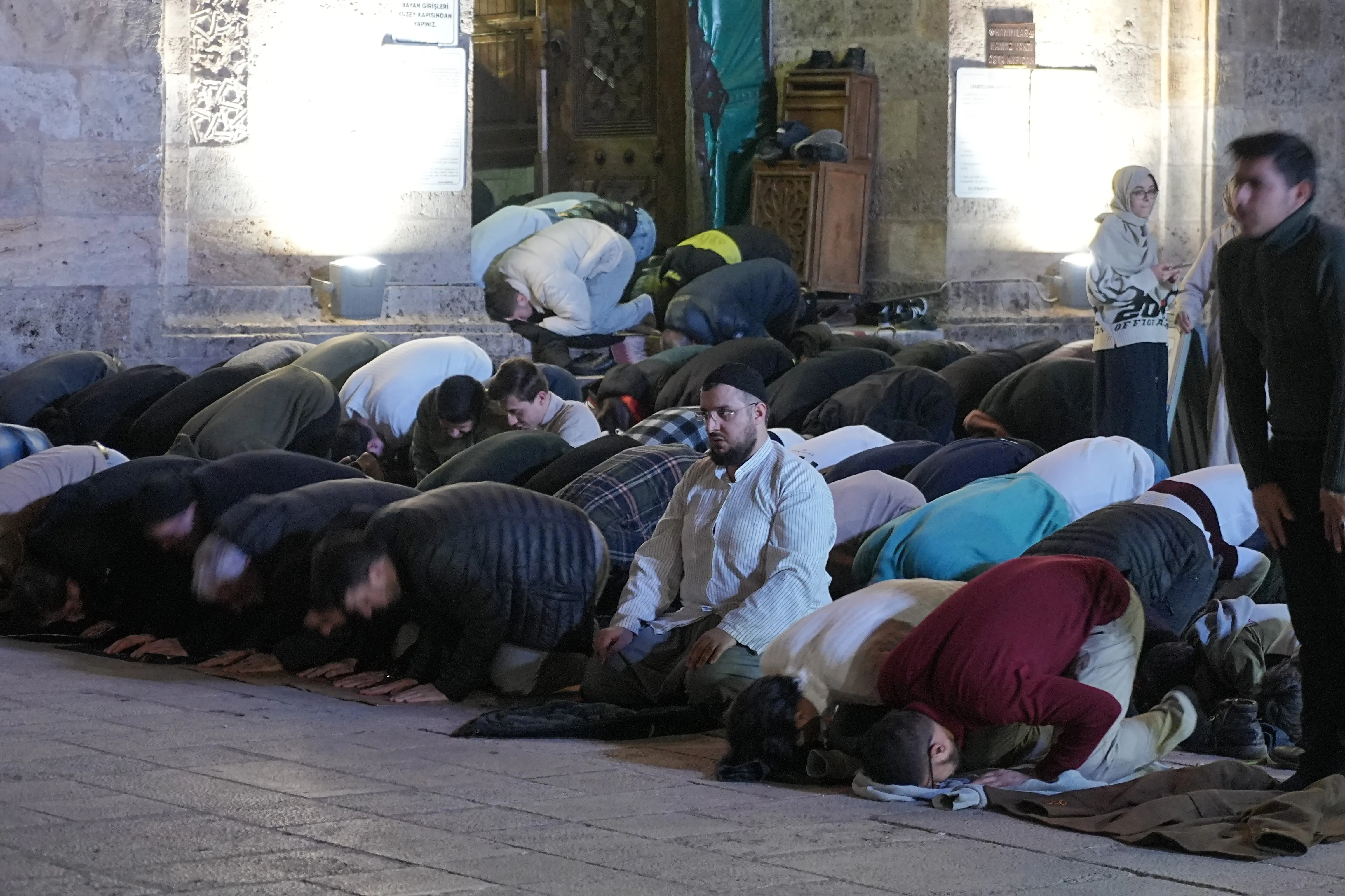 Bursalılar İlk Teravih Namazı İçin Ulu Camii’ne Akın Etti (1)