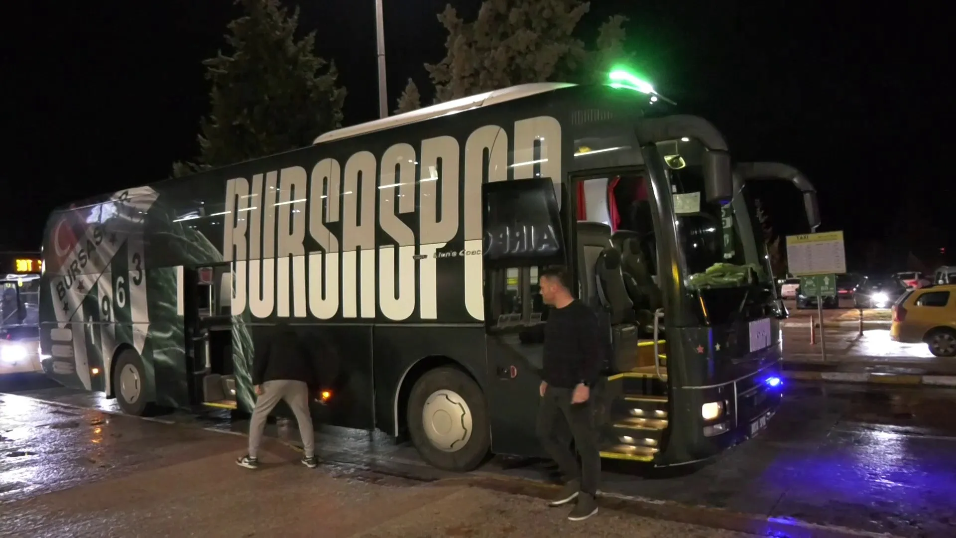 Bursasporlu Taraftarlar Takımı Havaalanında Karşıladı! (4)
