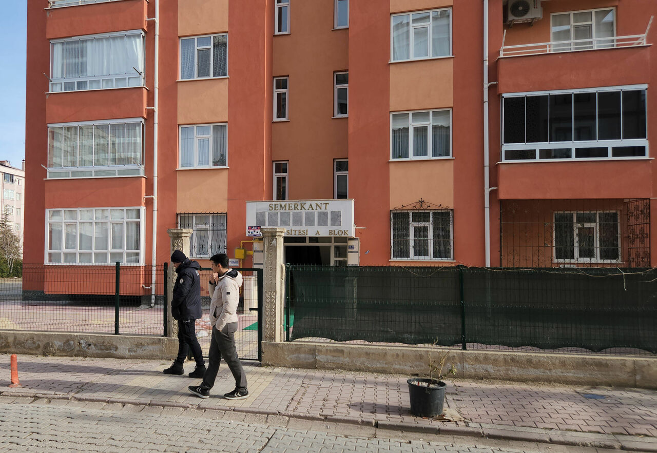 D U N U R L E R I N K A V G A S I N D A 2 K A R D E S O L D U R U L D U 566518 167812