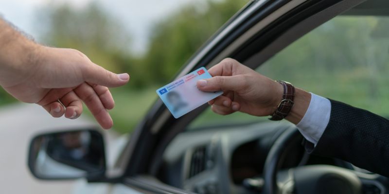 Ehliyetsiz Arac Kullanma Cezasi Kime Kesilir